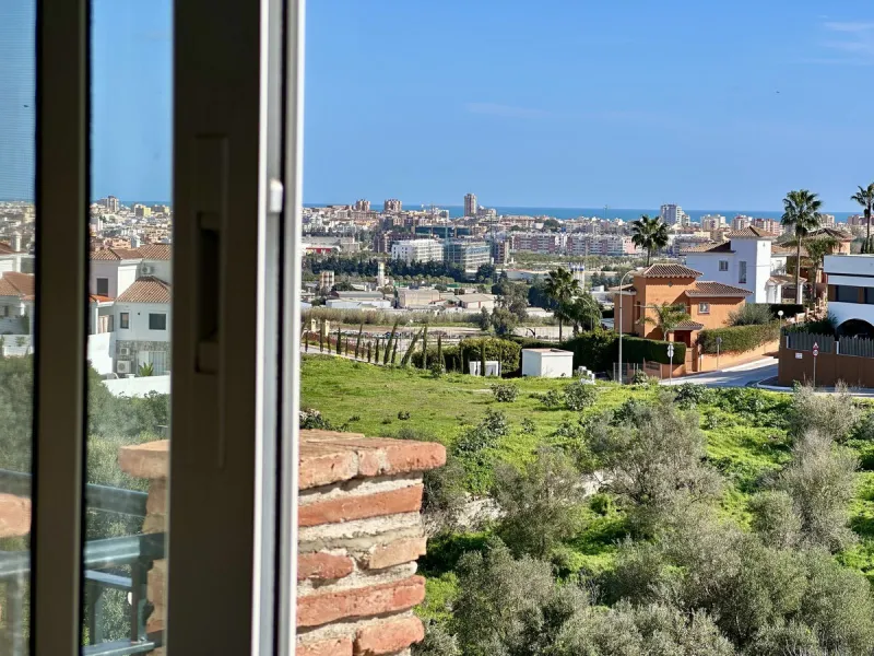Top floor with a very large solarium/rooftop terrace!