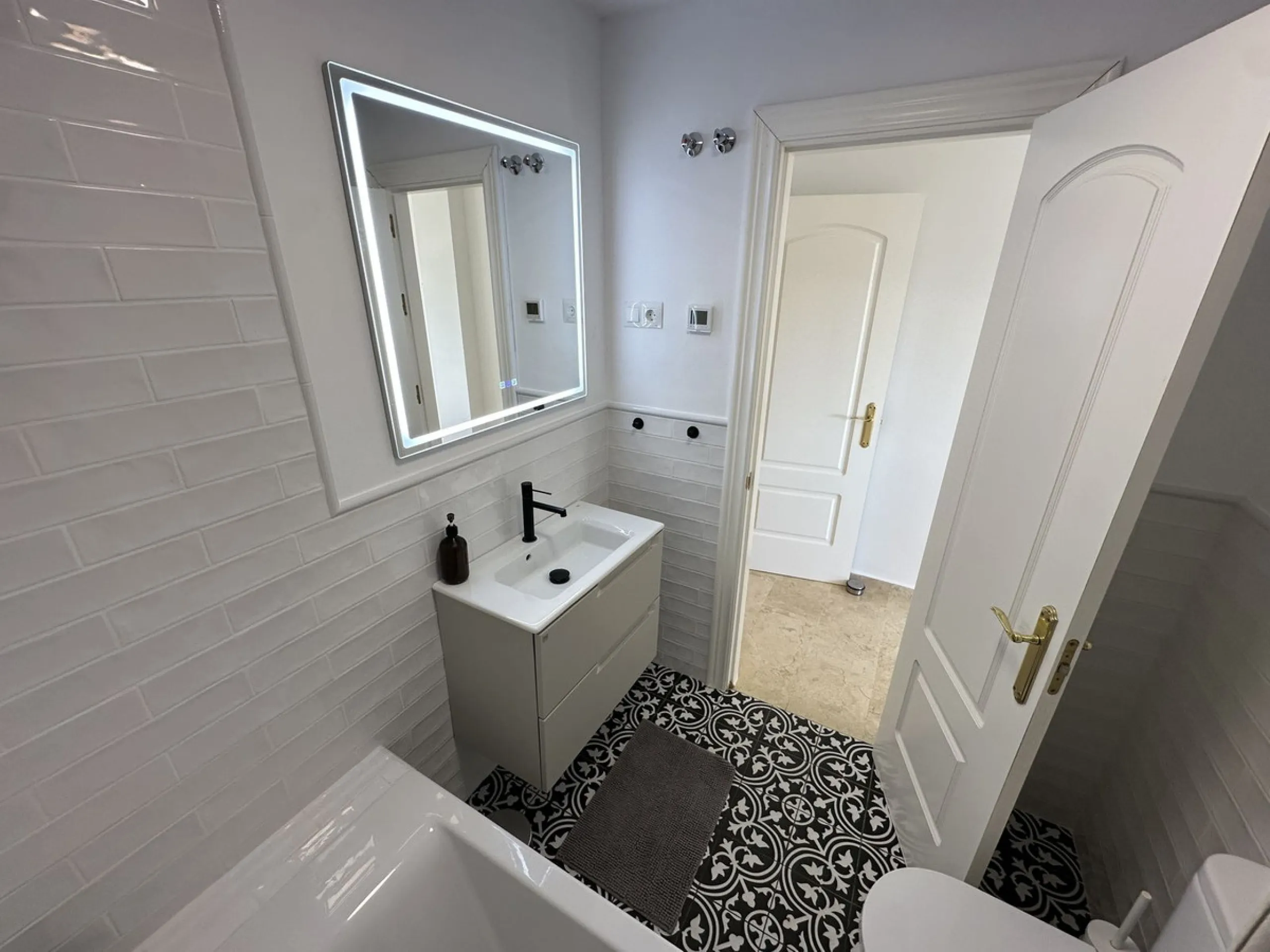 Top floor with a very large solarium/rooftop terrace!