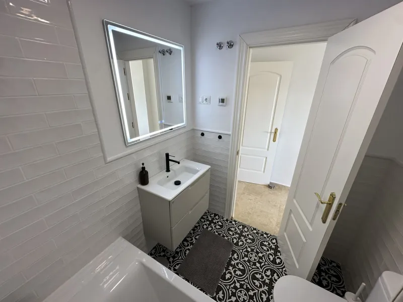 Top floor with a very large solarium/rooftop terrace!