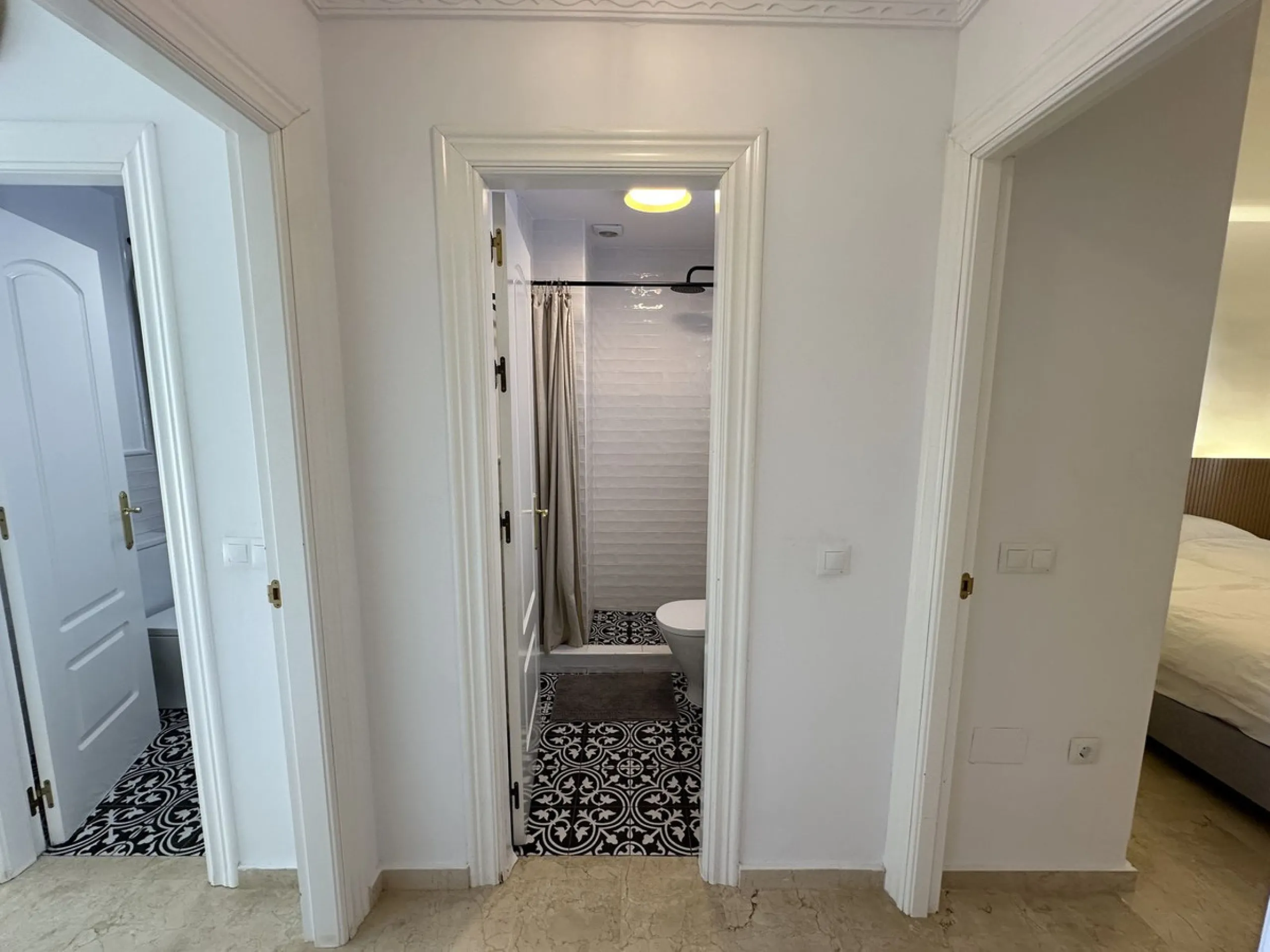 Top floor with a very large solarium/rooftop terrace!