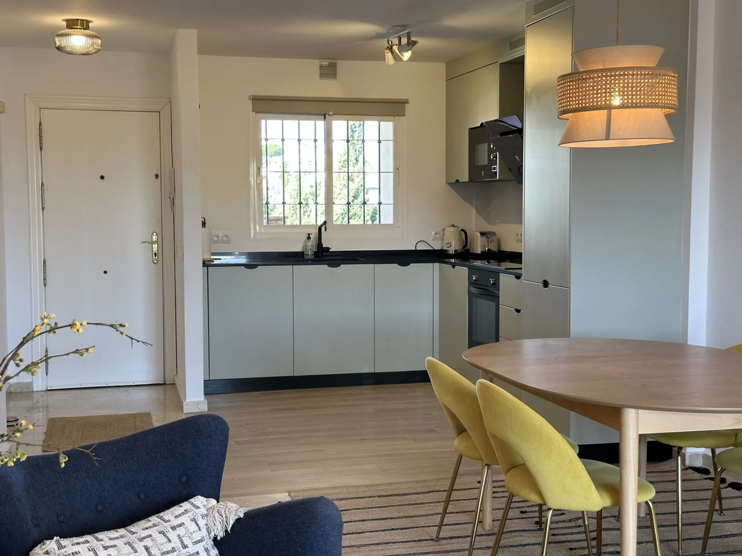 Top floor with a very large solarium/rooftop terrace!