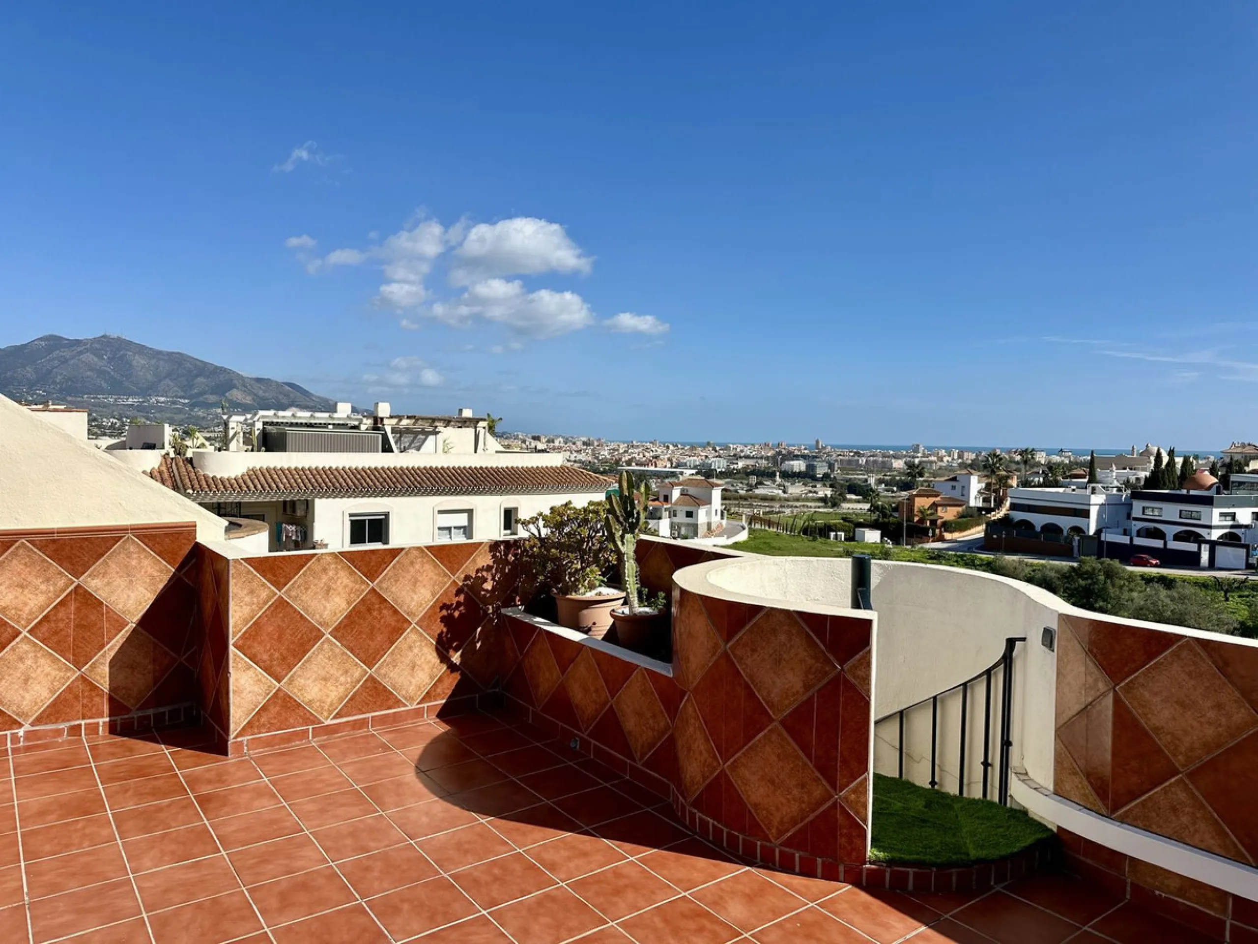 Top floor with a very large solarium/rooftop terrace!