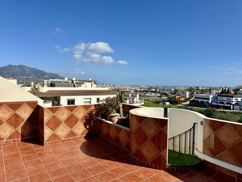 Top floor with a very large solarium/rooftop terrace!