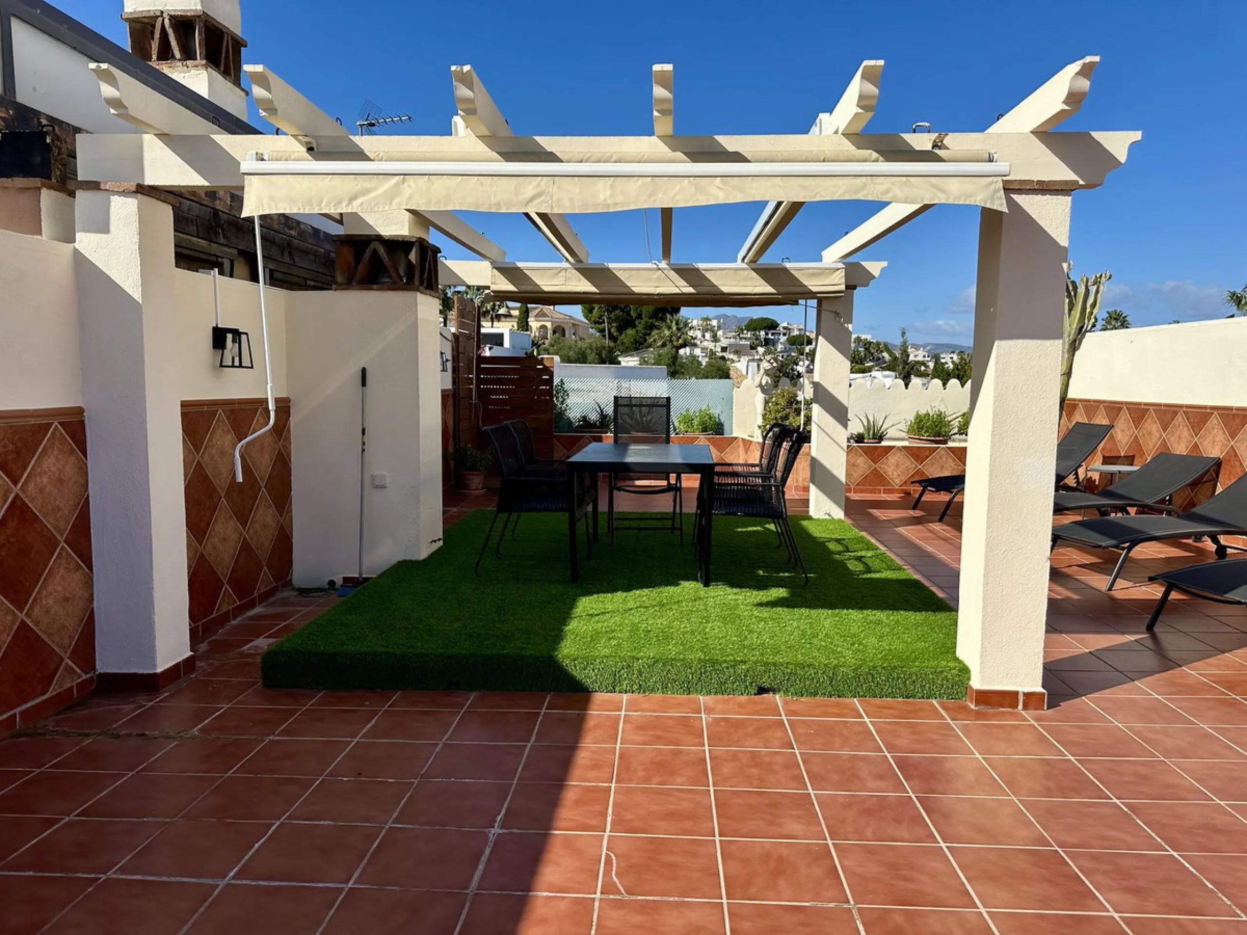 Top floor with a very large solarium/rooftop terrace!