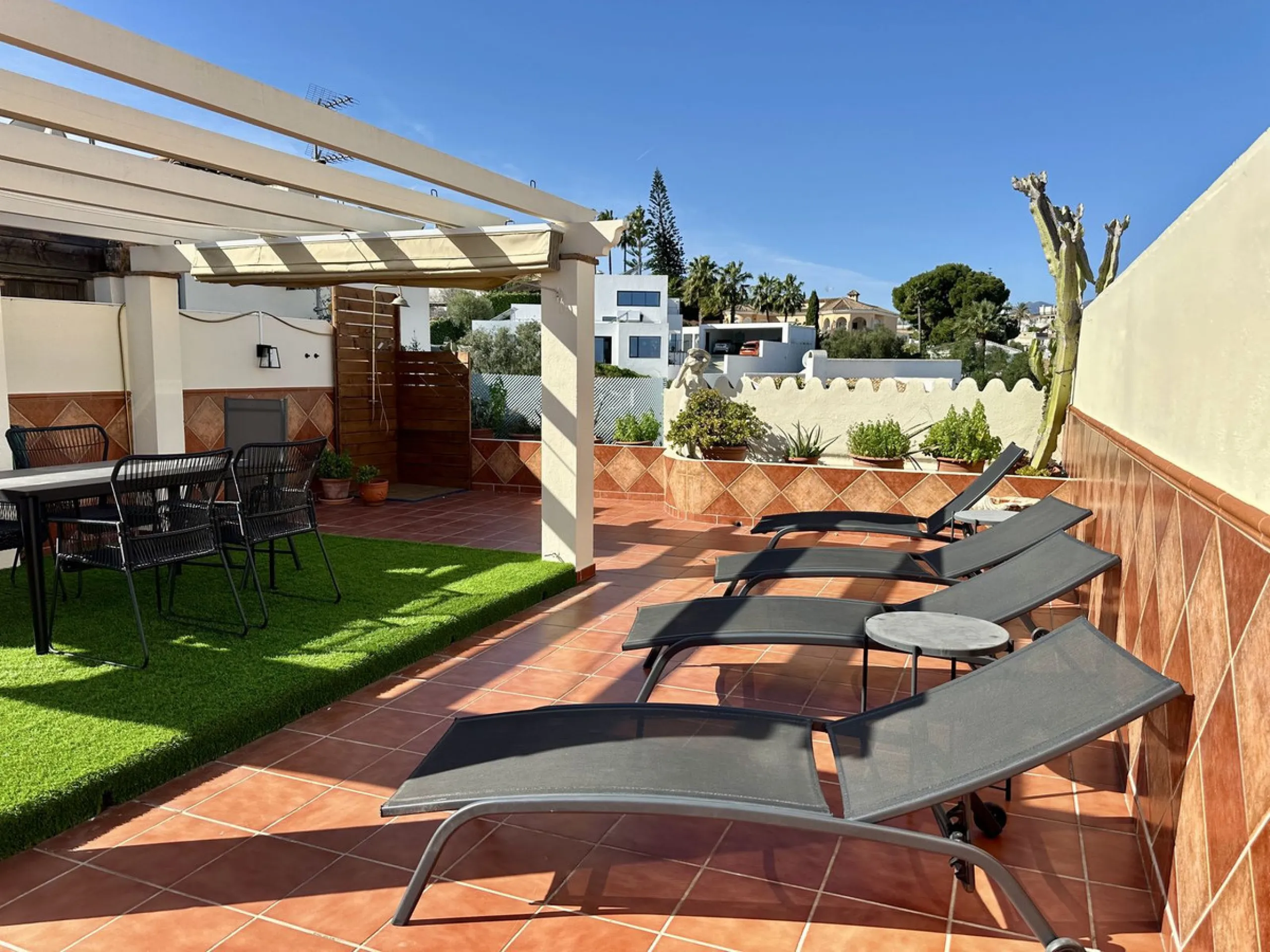 Top floor with a very large solarium/rooftop terrace!