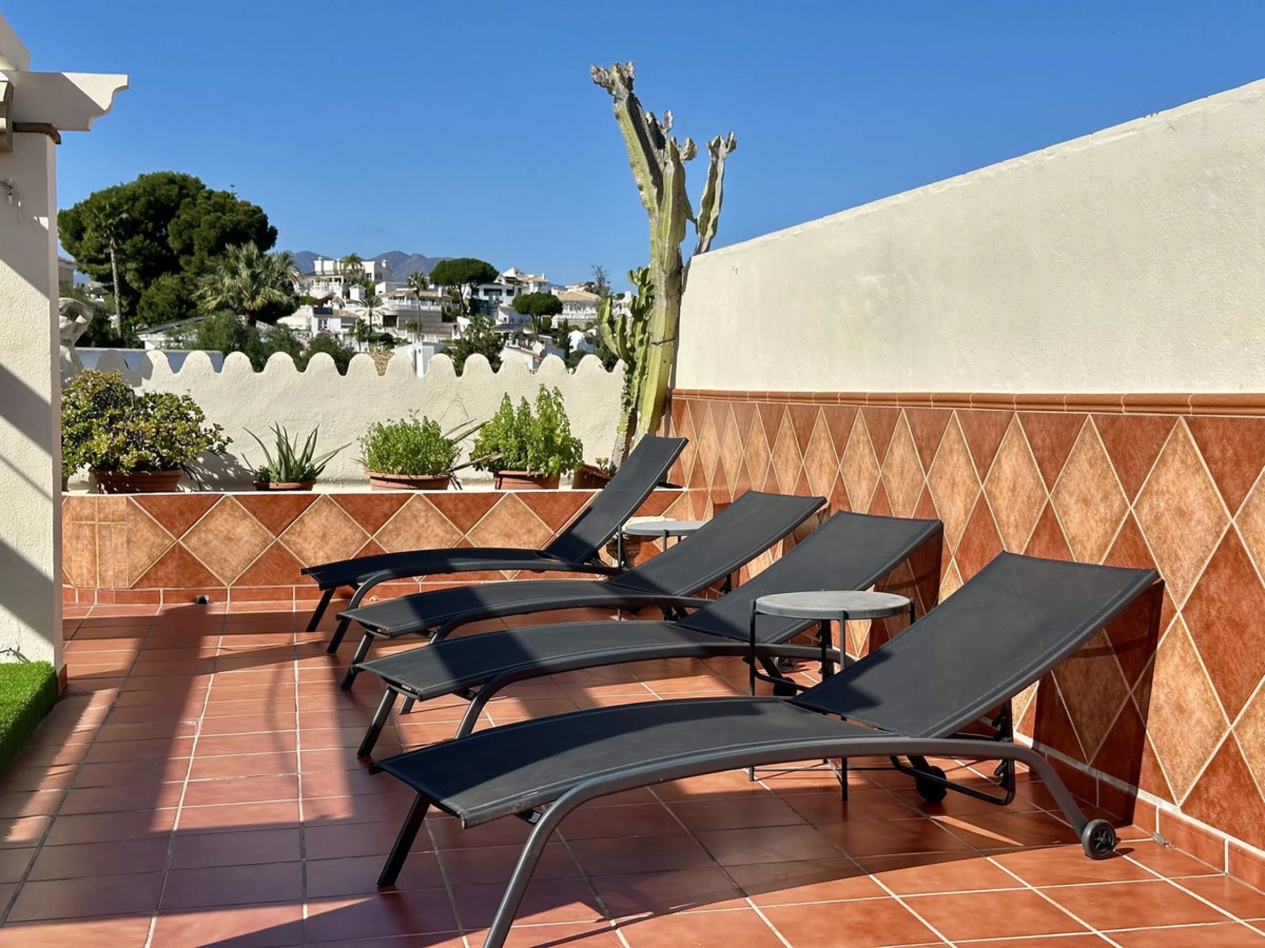 Top floor with a very large solarium/rooftop terrace!