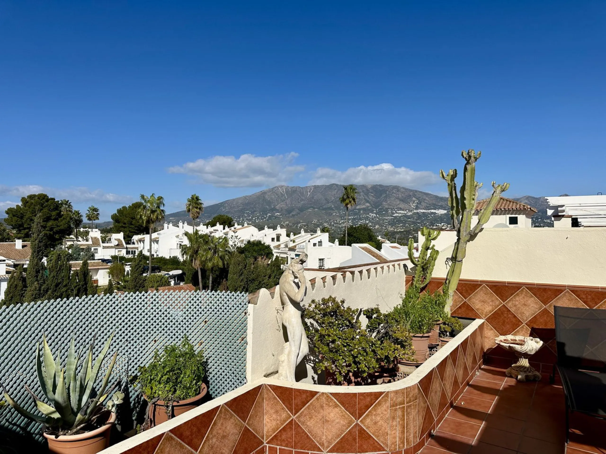 Top floor with a very large solarium/rooftop terrace!