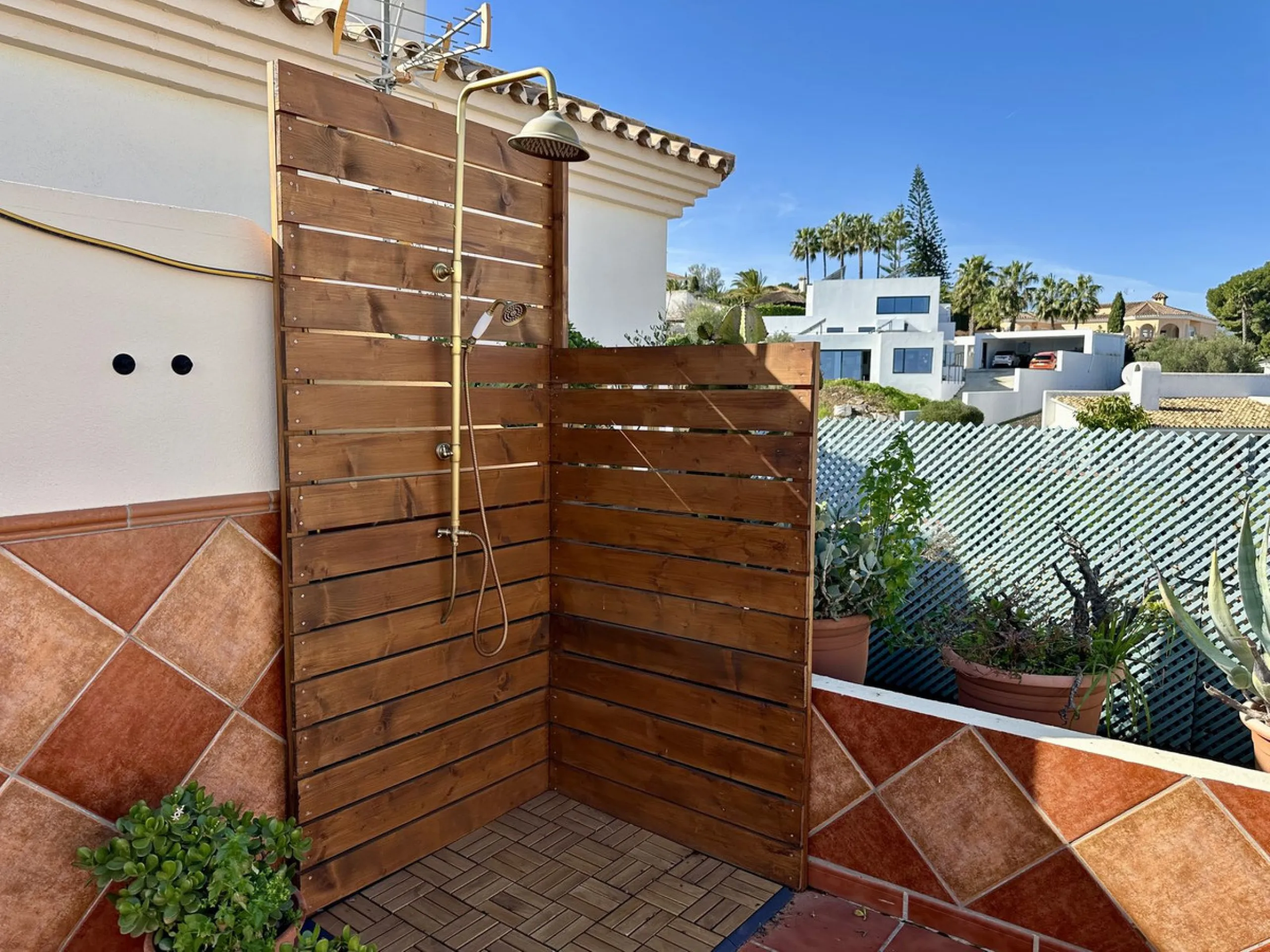 Top floor with a very large solarium/rooftop terrace!