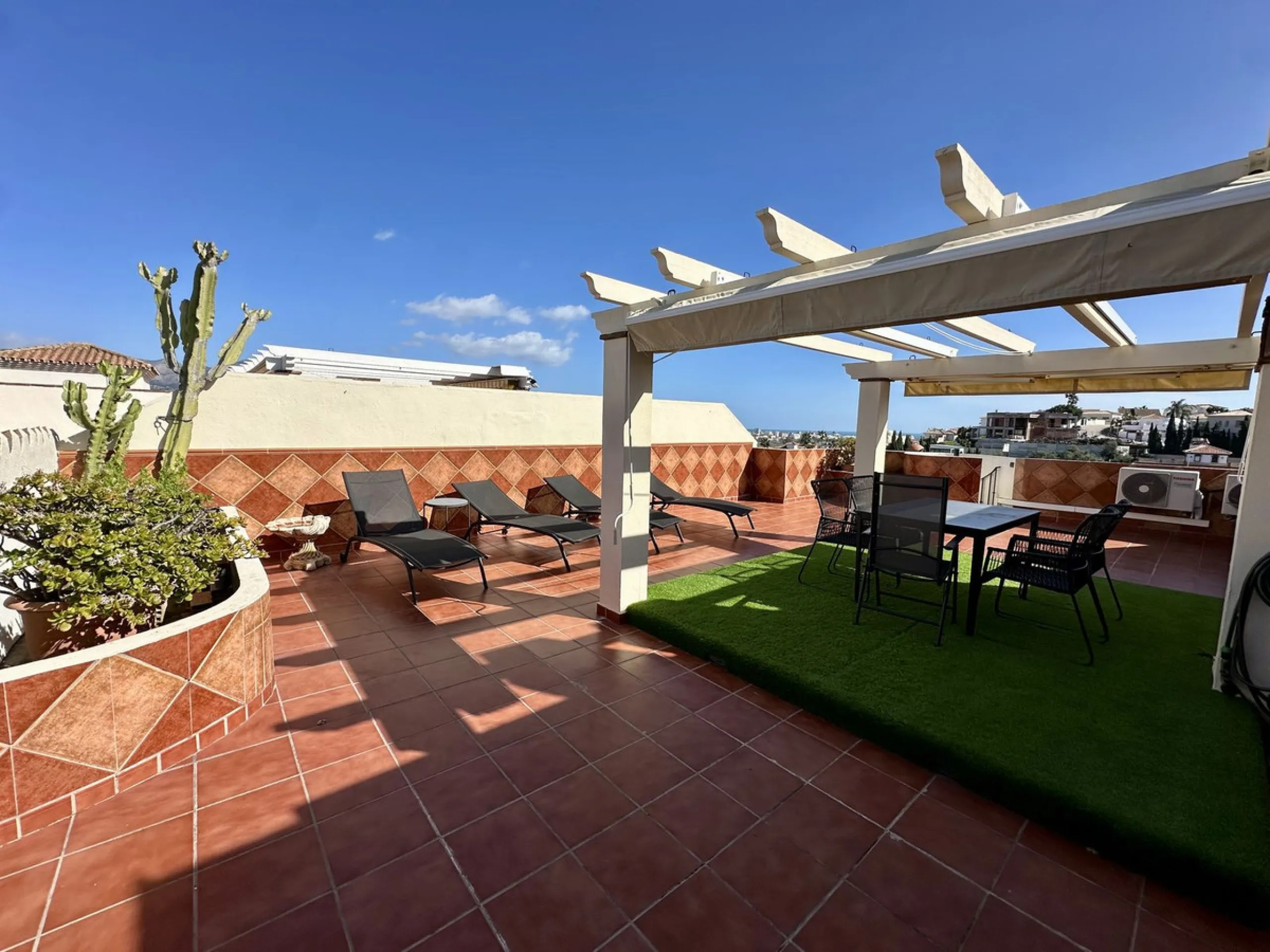 Top floor with a very large solarium/rooftop terrace!