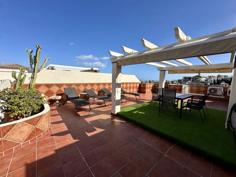 Top floor with a very large solarium/rooftop terrace!