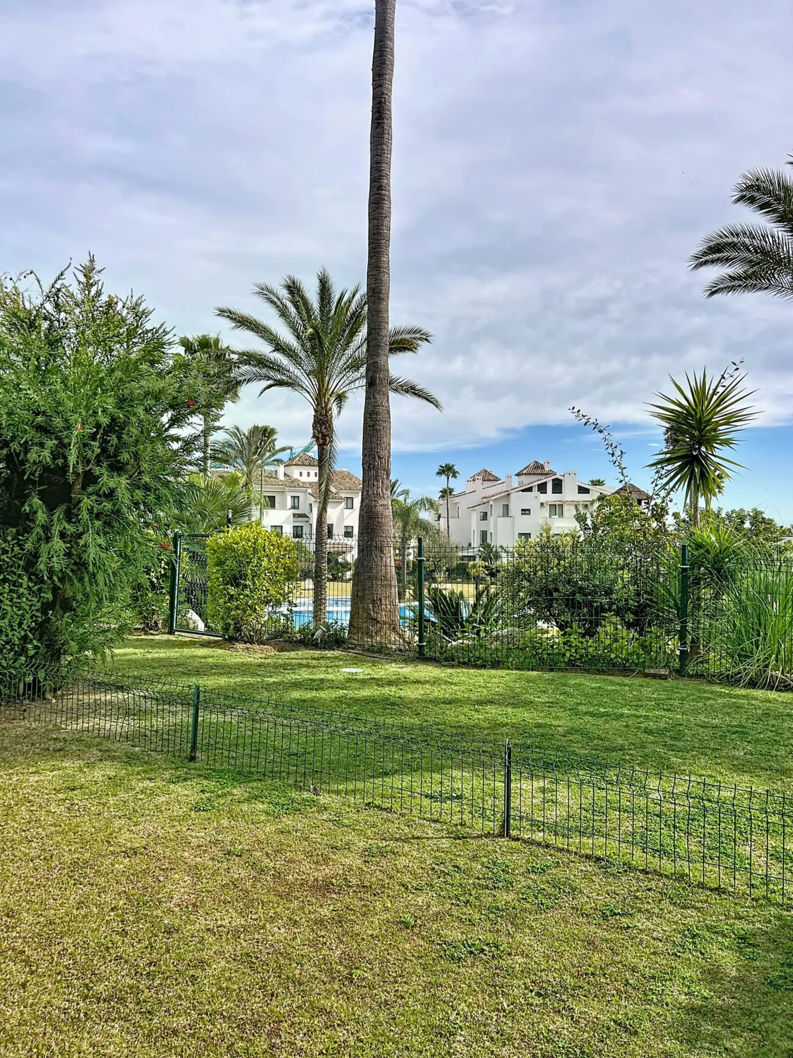 Beautiful Ground Floor Apartment with Garden in Gated & 24 h secured community in El Paraiso alto.