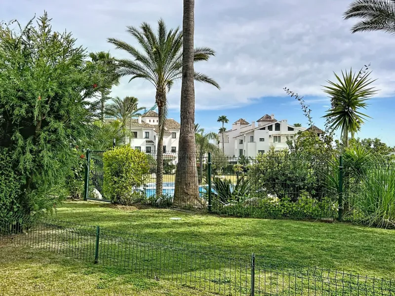 Beautiful Ground Floor Apartment with Garden in Gated & 24 h secured community in El Paraiso alto.