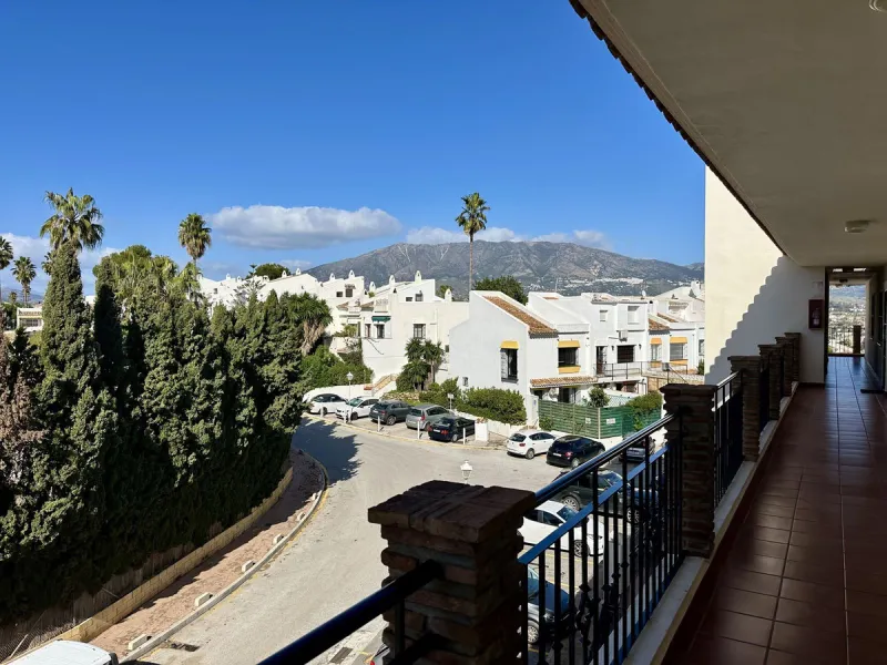 Top floor with a very large solarium/rooftop terrace!