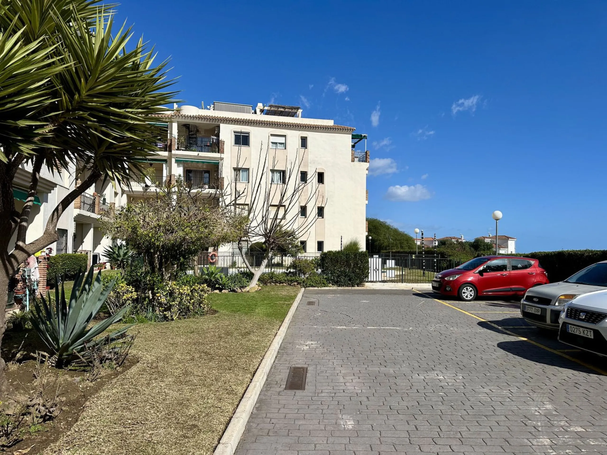 Top floor with a very large solarium/rooftop terrace!
