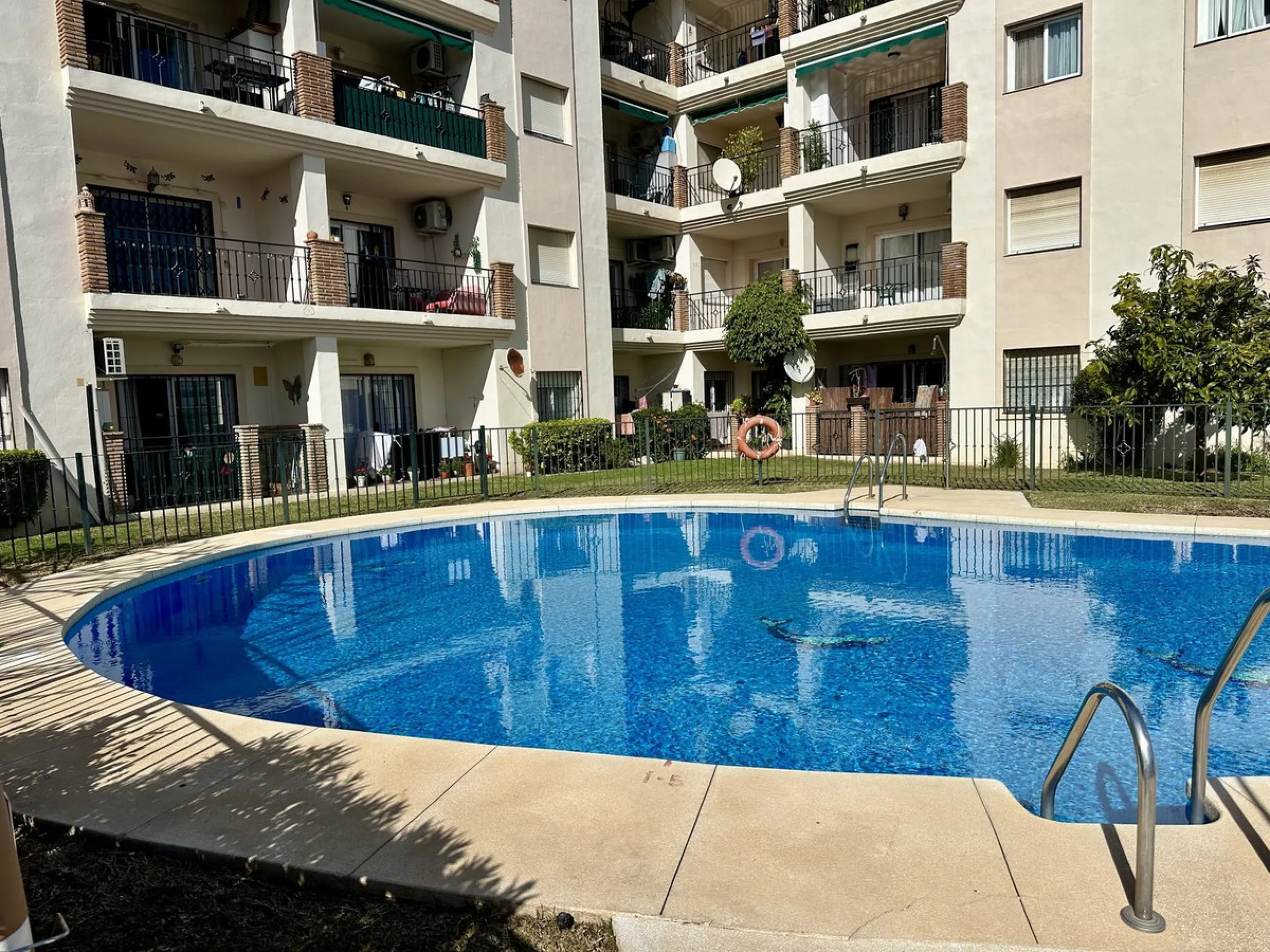 Top floor with a very large solarium/rooftop terrace!
