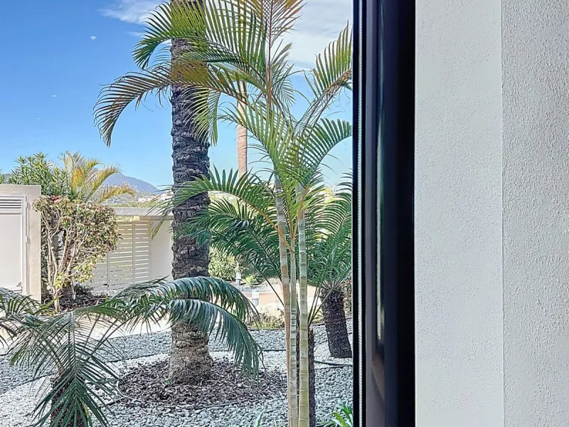 Beautiful Ground Floor Apartment with Garden in Gated & 24 h secured community in El Paraiso alto.