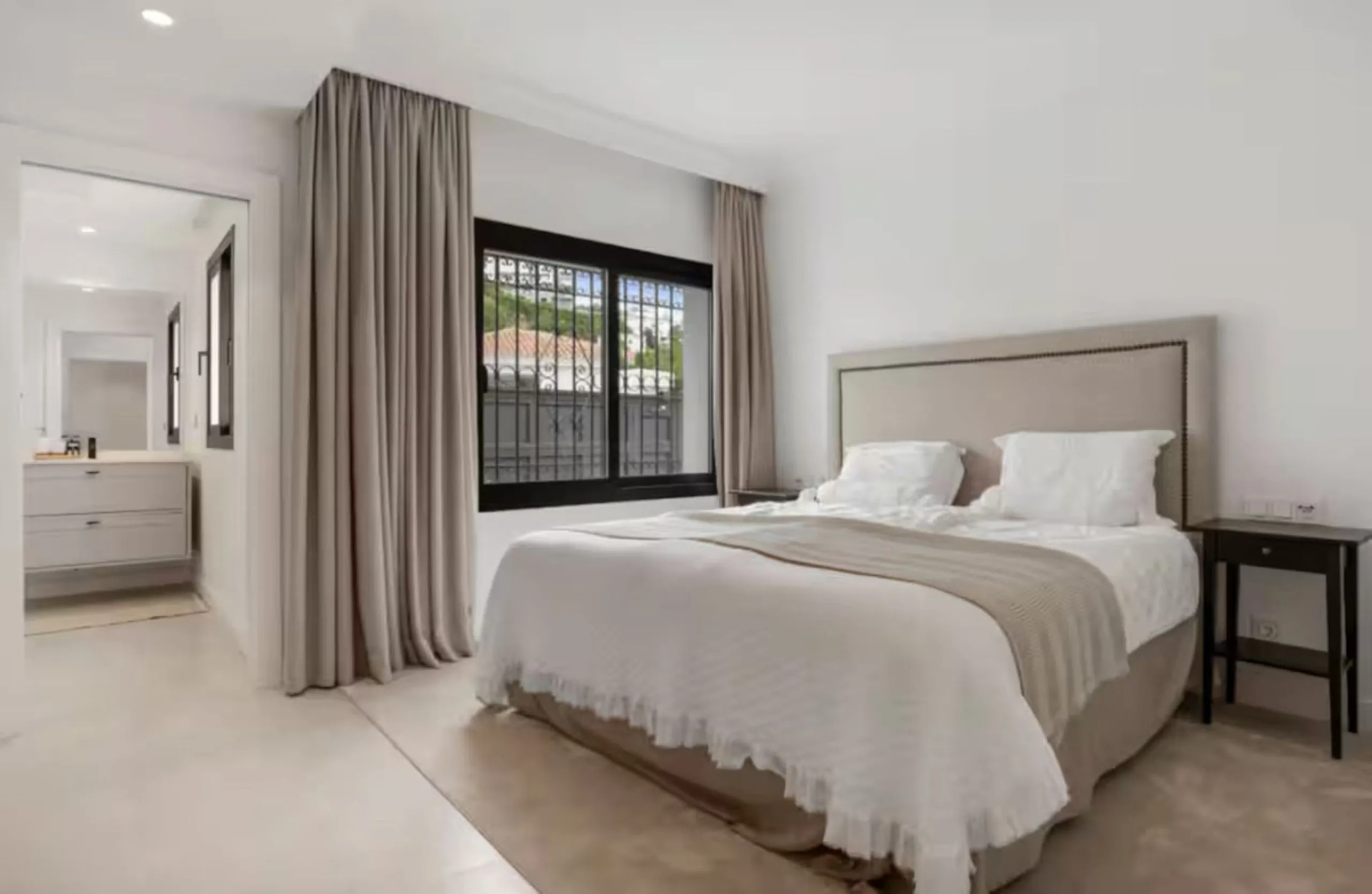 Spectacular, fully renovated villa located in one of the most prestigious areas of Benahavís.