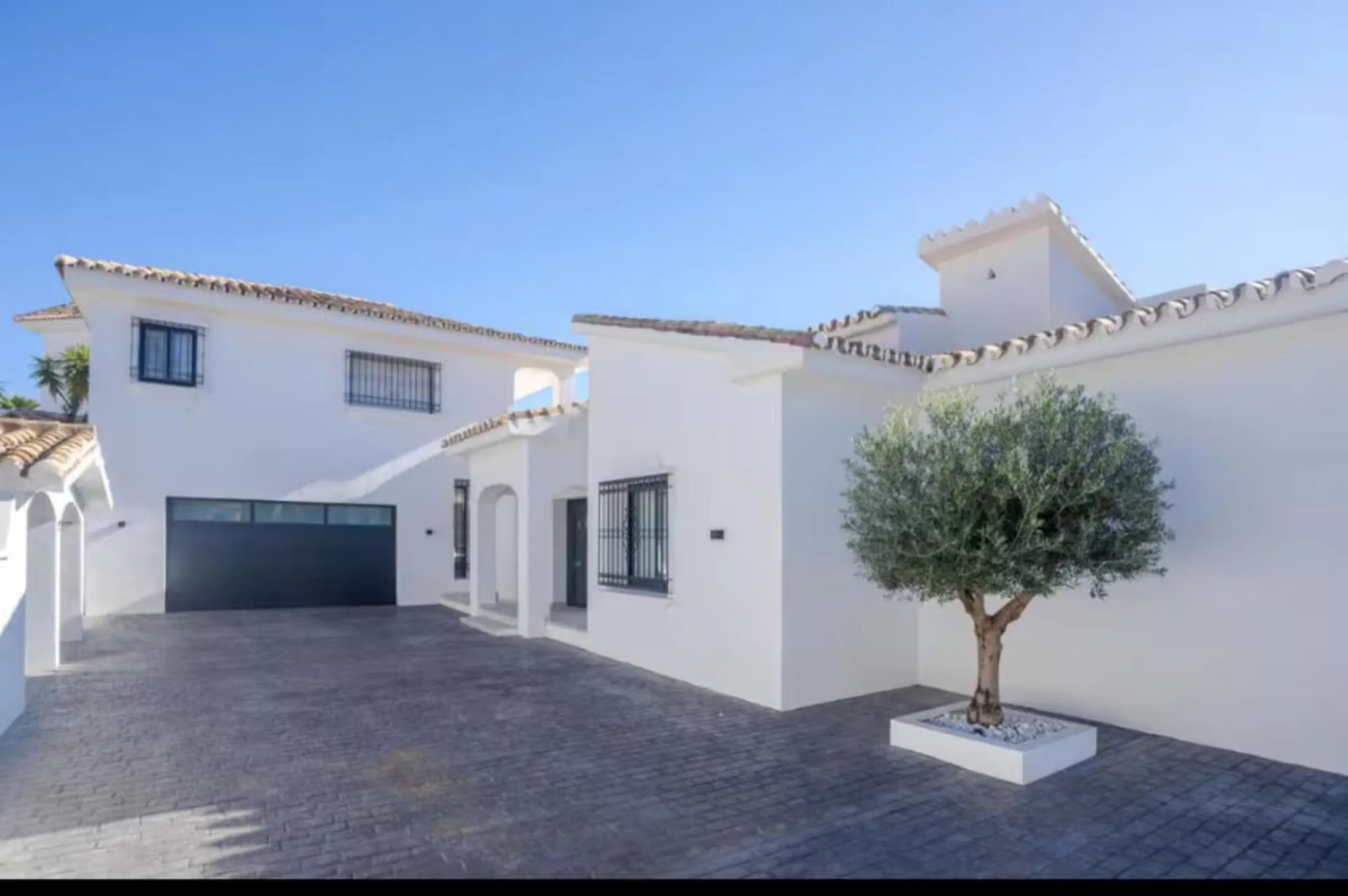 Spectacular, fully renovated villa located in one of the most prestigious areas of Benahavís.