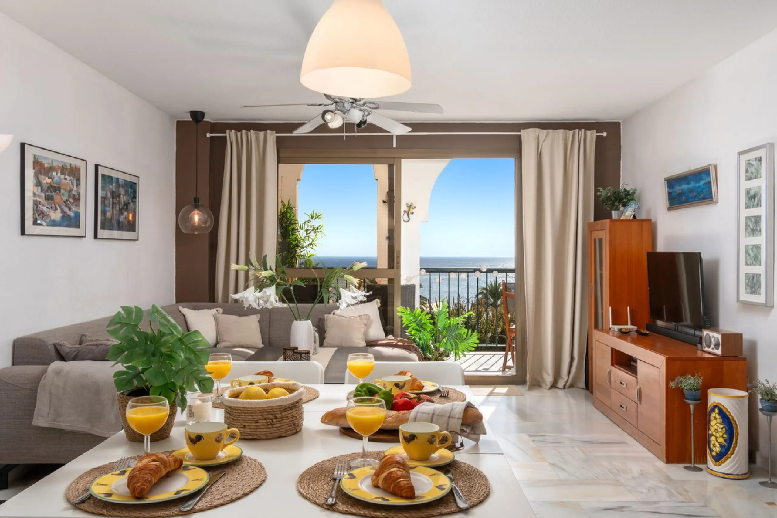 A unique 3 bedroom apartment right on the beach in Torreblanca/Fuengirola