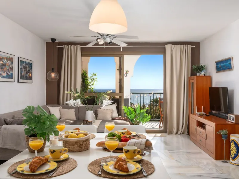 A unique 3 bedroom apartment right on the beach in Torreblanca/Fuengirola