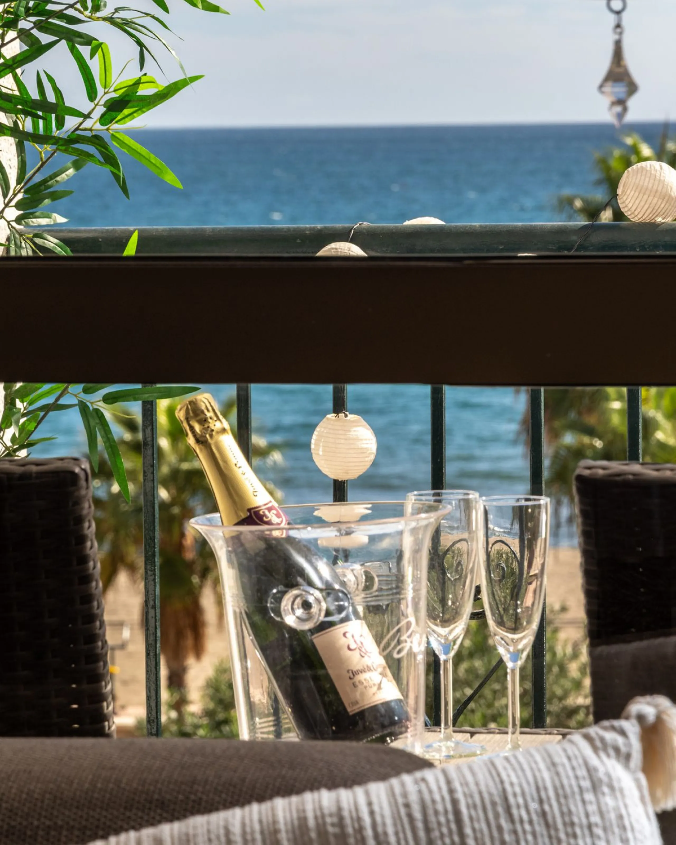 A unique 3 bedroom apartment right on the beach in Torreblanca/Fuengirola