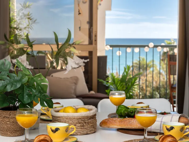 A unique 3 bedroom apartment right on the beach in Torreblanca/Fuengirola