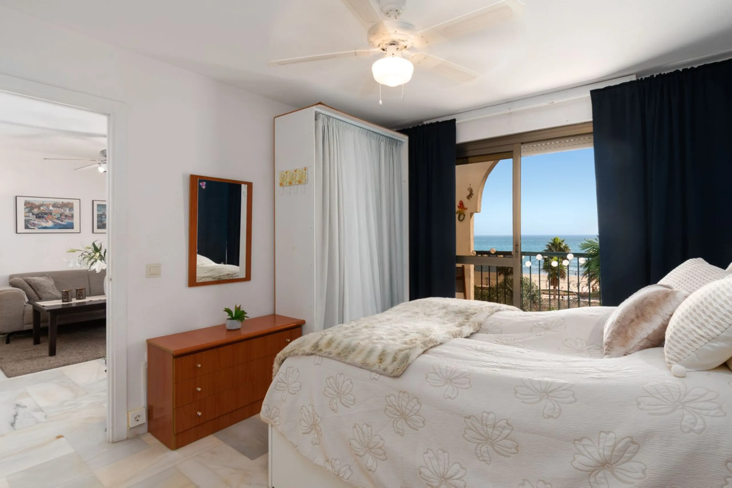 A unique 3 bedroom apartment right on the beach in Torreblanca/Fuengirola