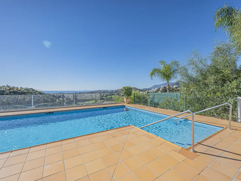 SPACIOUS PROPERTY WITH SEA VIEWS NEXT TO GOLF COURSES