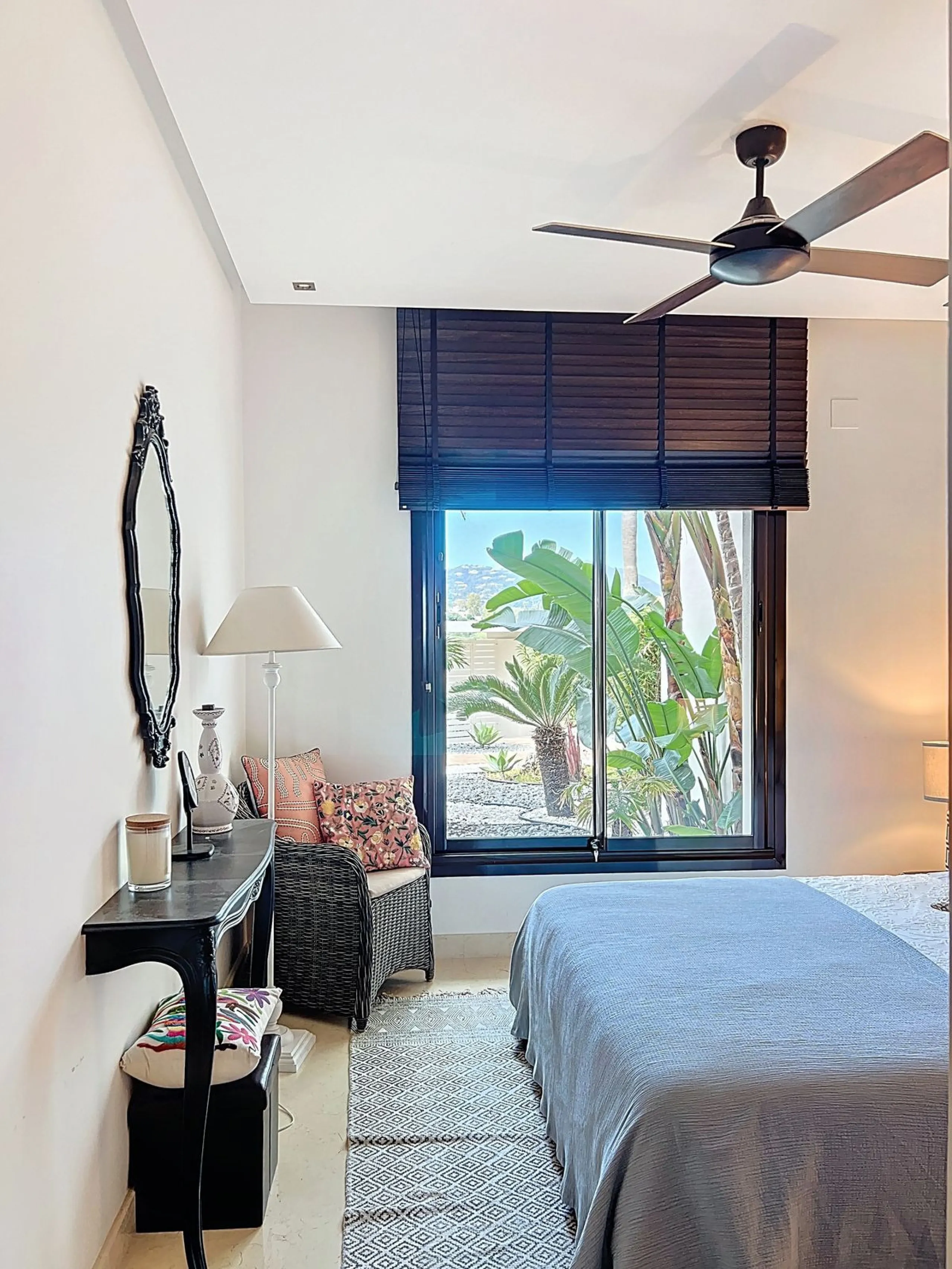 Beautiful Ground Floor Apartment with Garden in Gated & 24 h secured community in El Paraiso alto.