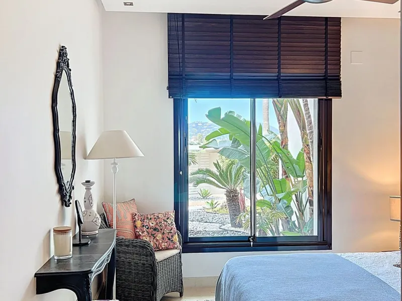 Beautiful Ground Floor Apartment with Garden in Gated & 24 h secured community in El Paraiso alto.