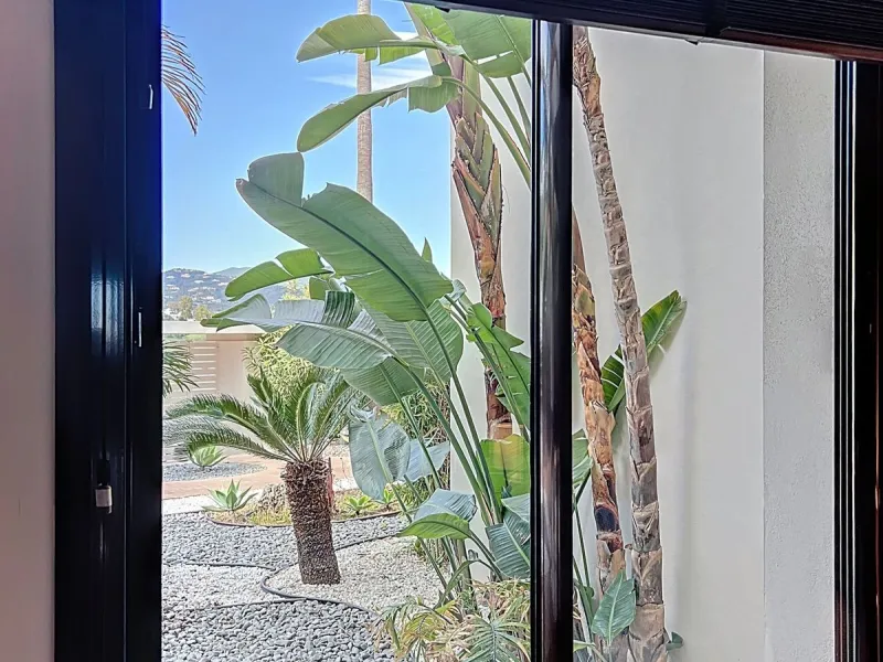 Beautiful Ground Floor Apartment with Garden in Gated & 24 h secured community in El Paraiso alto.