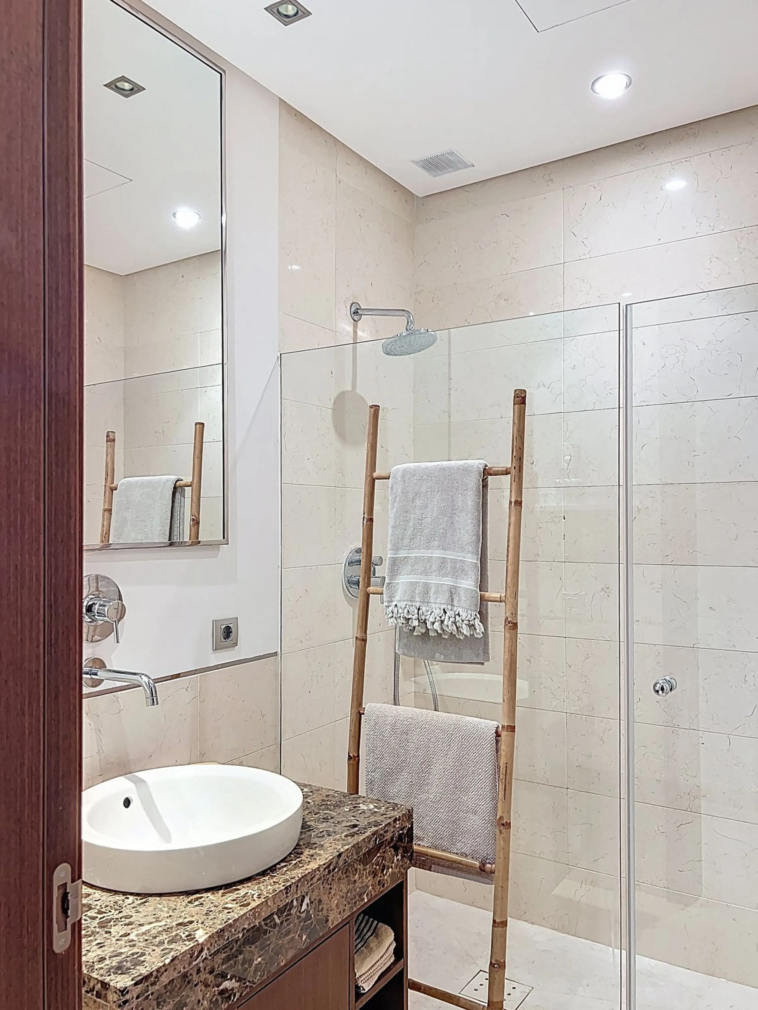 Beautiful Ground Floor Apartment with Garden in Gated & 24 h secured community in El Paraiso alto.
