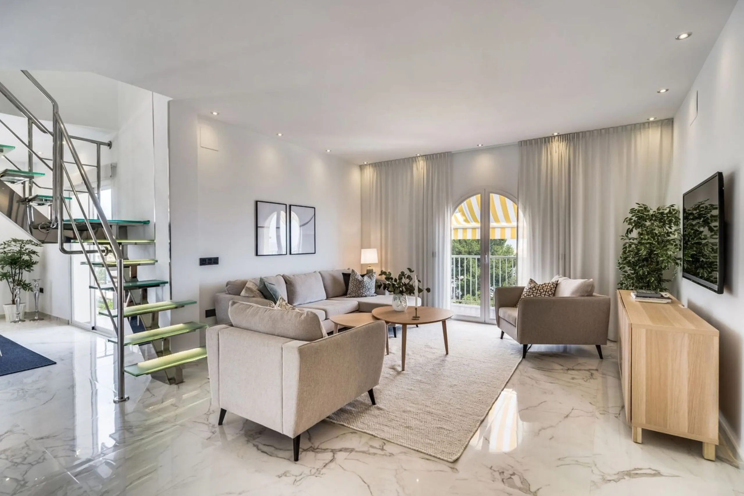 Located in the prestigious Urbanización Andalucía del Mar, this spacious 195 sq.m. penthouse offers an exceptional lifestyle in the heart of Puerto Banús.