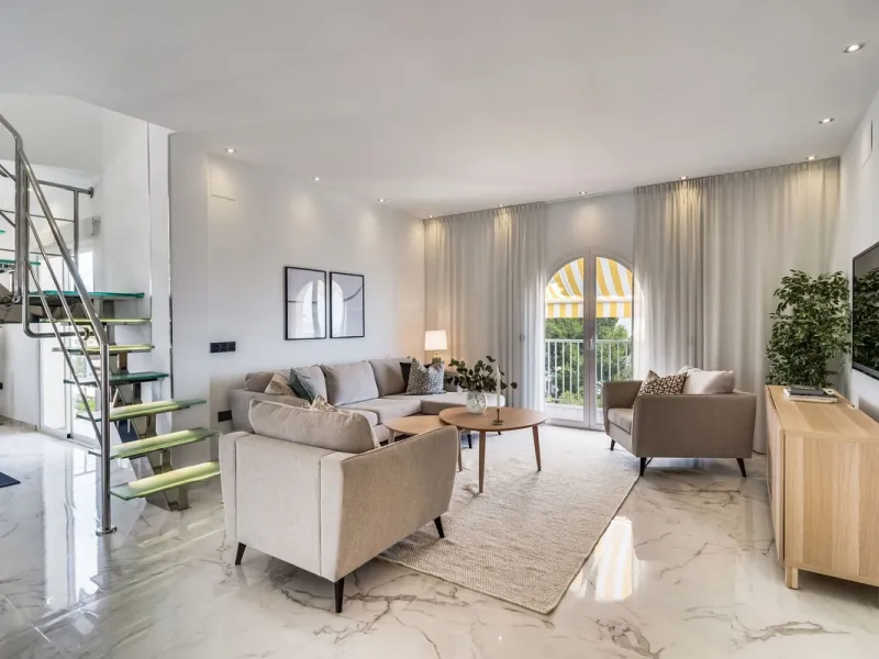 Located in the prestigious Urbanización Andalucía del Mar, this spacious 195 sq.m. penthouse offers an exceptional lifestyle in the heart of Puerto Banús.
