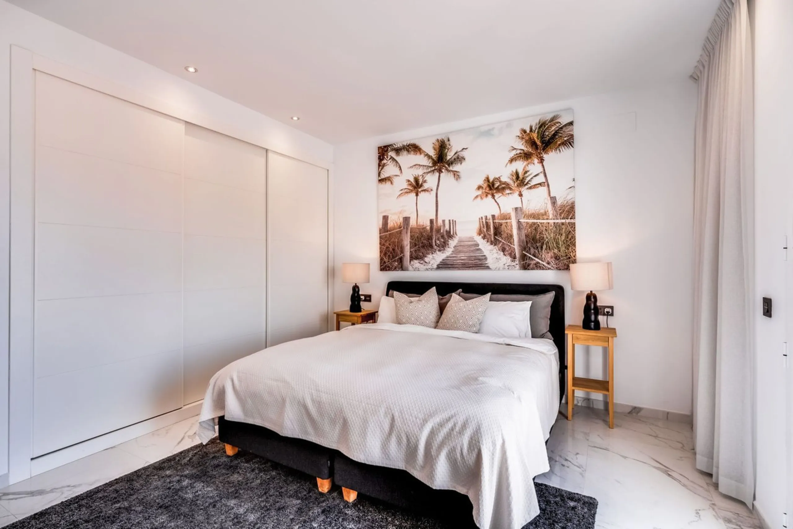 Located in the prestigious Urbanización Andalucía del Mar, this spacious 195 sq.m. penthouse offers an exceptional lifestyle in the heart of Puerto Banús.