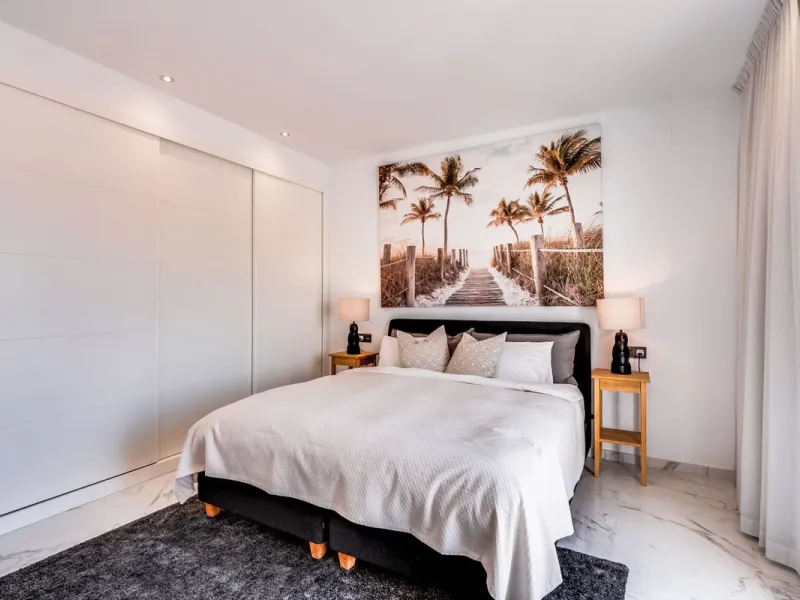 Located in the prestigious Urbanización Andalucía del Mar, this spacious 195 sq.m. penthouse offers an exceptional lifestyle in the heart of Puerto Banús.