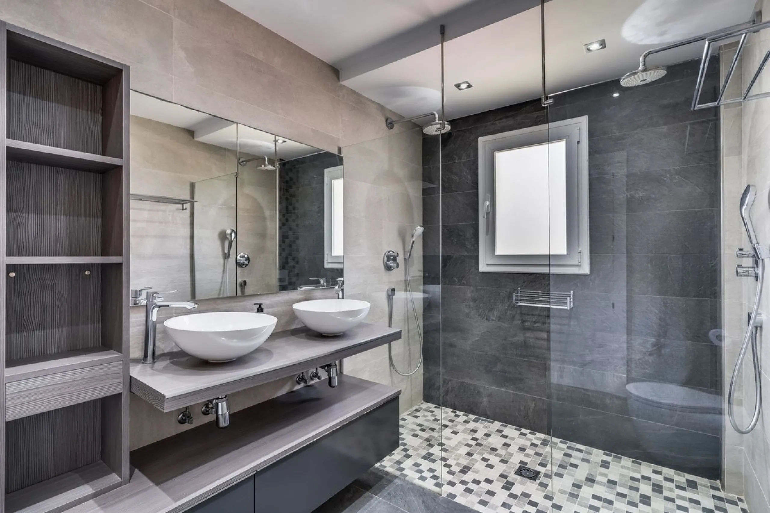 Located in the prestigious Urbanización Andalucía del Mar, this spacious 195 sq.m. penthouse offers an exceptional lifestyle in the heart of Puerto Banús.
