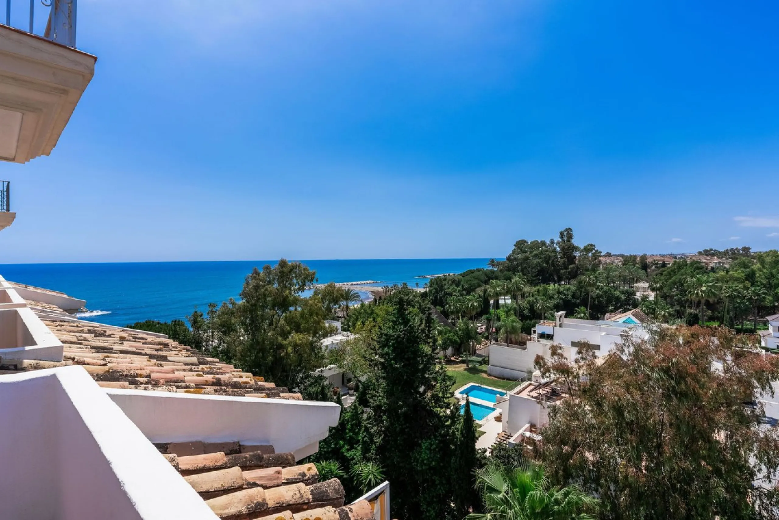 Located in the prestigious Urbanización Andalucía del Mar, this spacious 195 sq.m. penthouse offers an exceptional lifestyle in the heart of Puerto Banús.