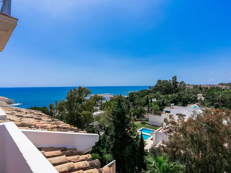 Located in the prestigious Urbanización Andalucía del Mar, this spacious 195 sq.m. penthouse offers an exceptional lifestyle in the heart of Puerto Banús.