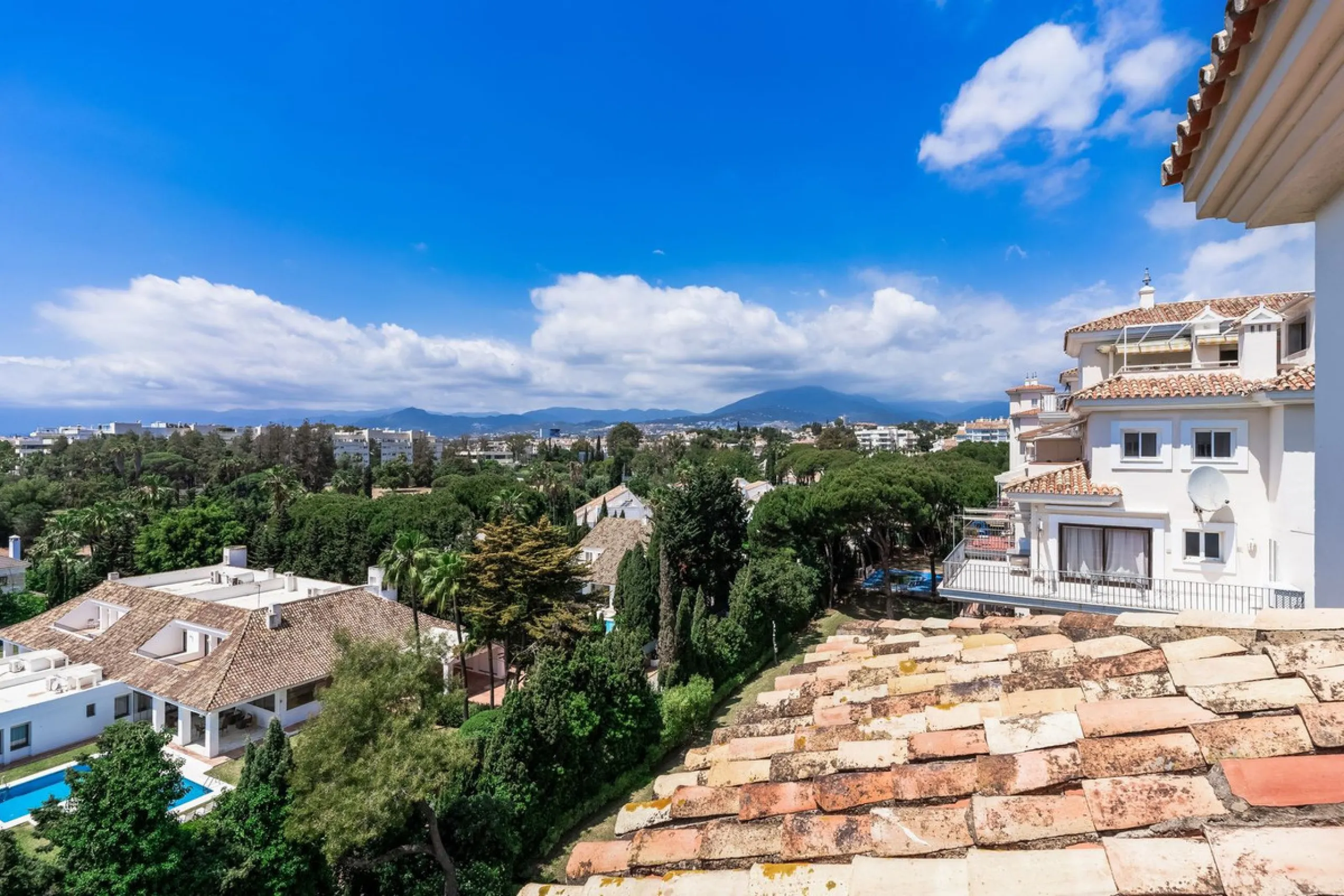 Located in the prestigious Urbanización Andalucía del Mar, this spacious 195 sq.m. penthouse offers an exceptional lifestyle in the heart of Puerto Banús.