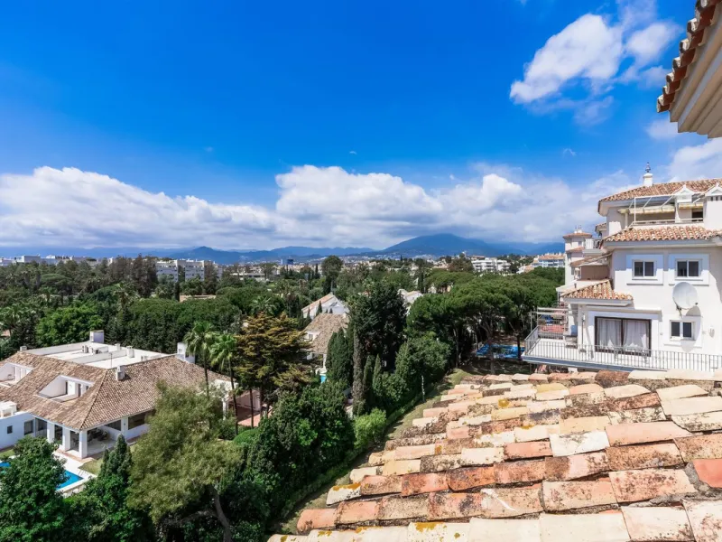 Located in the prestigious Urbanización Andalucía del Mar, this spacious 195 sq.m. penthouse offers an exceptional lifestyle in the heart of Puerto Banús.