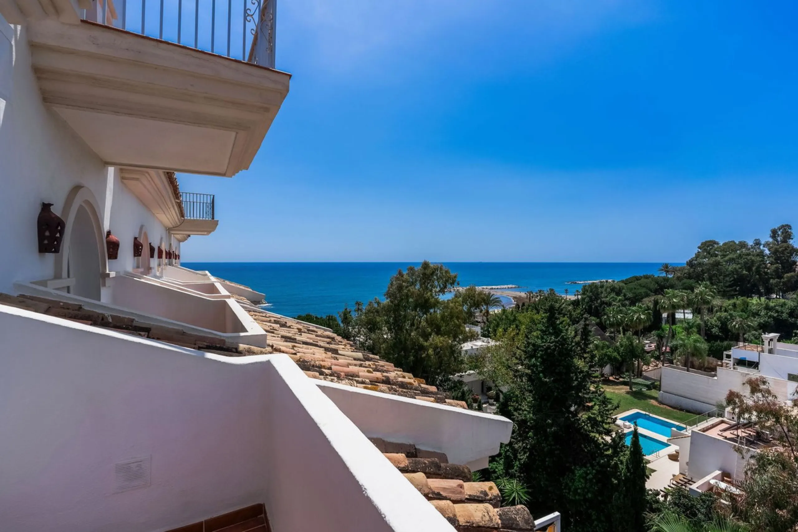 Located in the prestigious Urbanización Andalucía del Mar, this spacious 195 sq.m. penthouse offers an exceptional lifestyle in the heart of Puerto Banús.