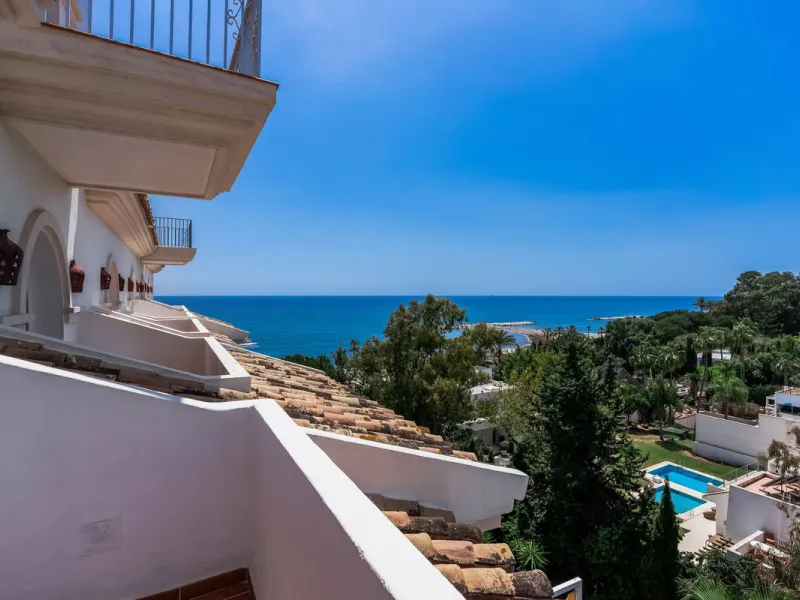 Located in the prestigious Urbanización Andalucía del Mar, this spacious 195 sq.m. penthouse offers an exceptional lifestyle in the heart of Puerto Banús.