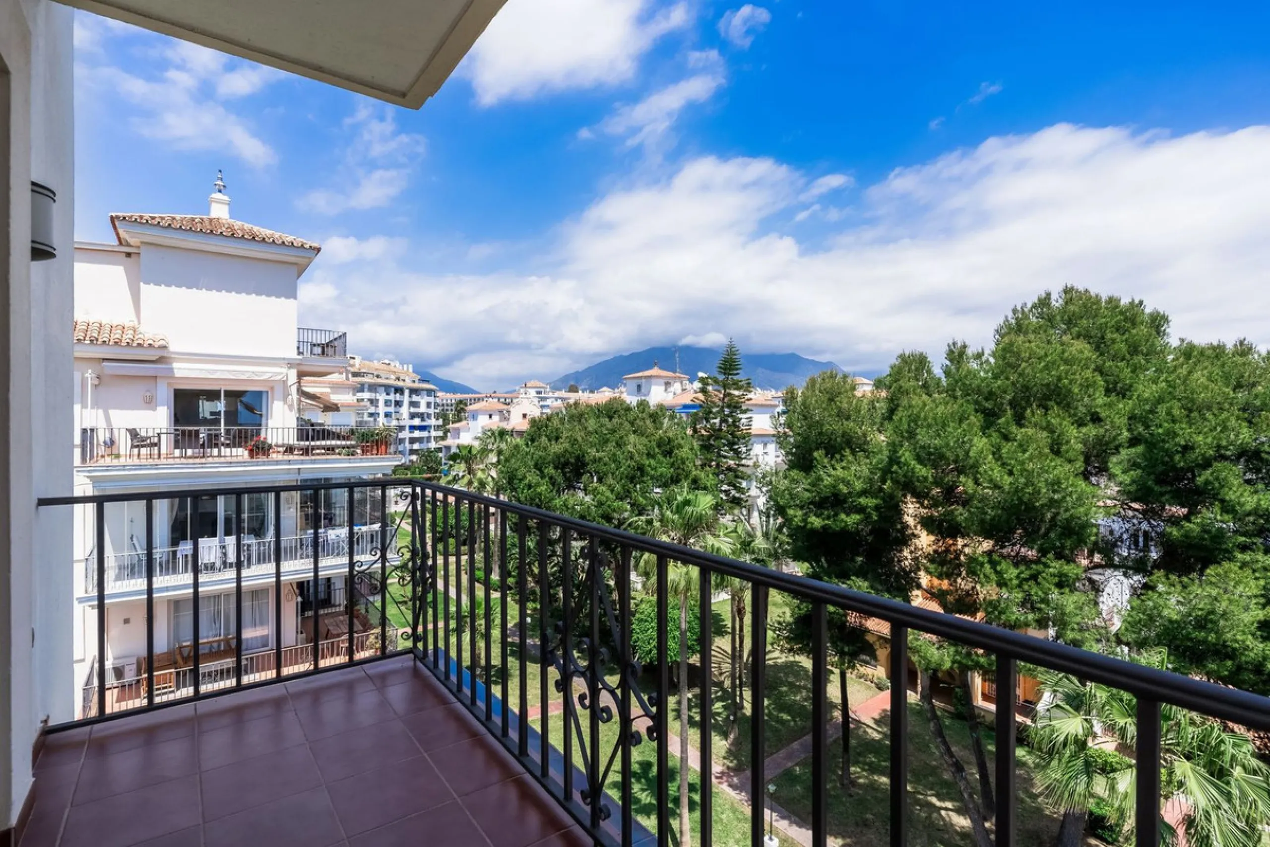 Located in the prestigious Urbanización Andalucía del Mar, this spacious 195 sq.m. penthouse offers an exceptional lifestyle in the heart of Puerto Banús.
