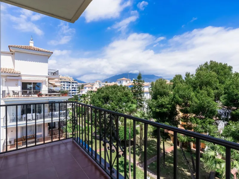 Located in the prestigious Urbanización Andalucía del Mar, this spacious 195 sq.m. penthouse offers an exceptional lifestyle in the heart of Puerto Banús.