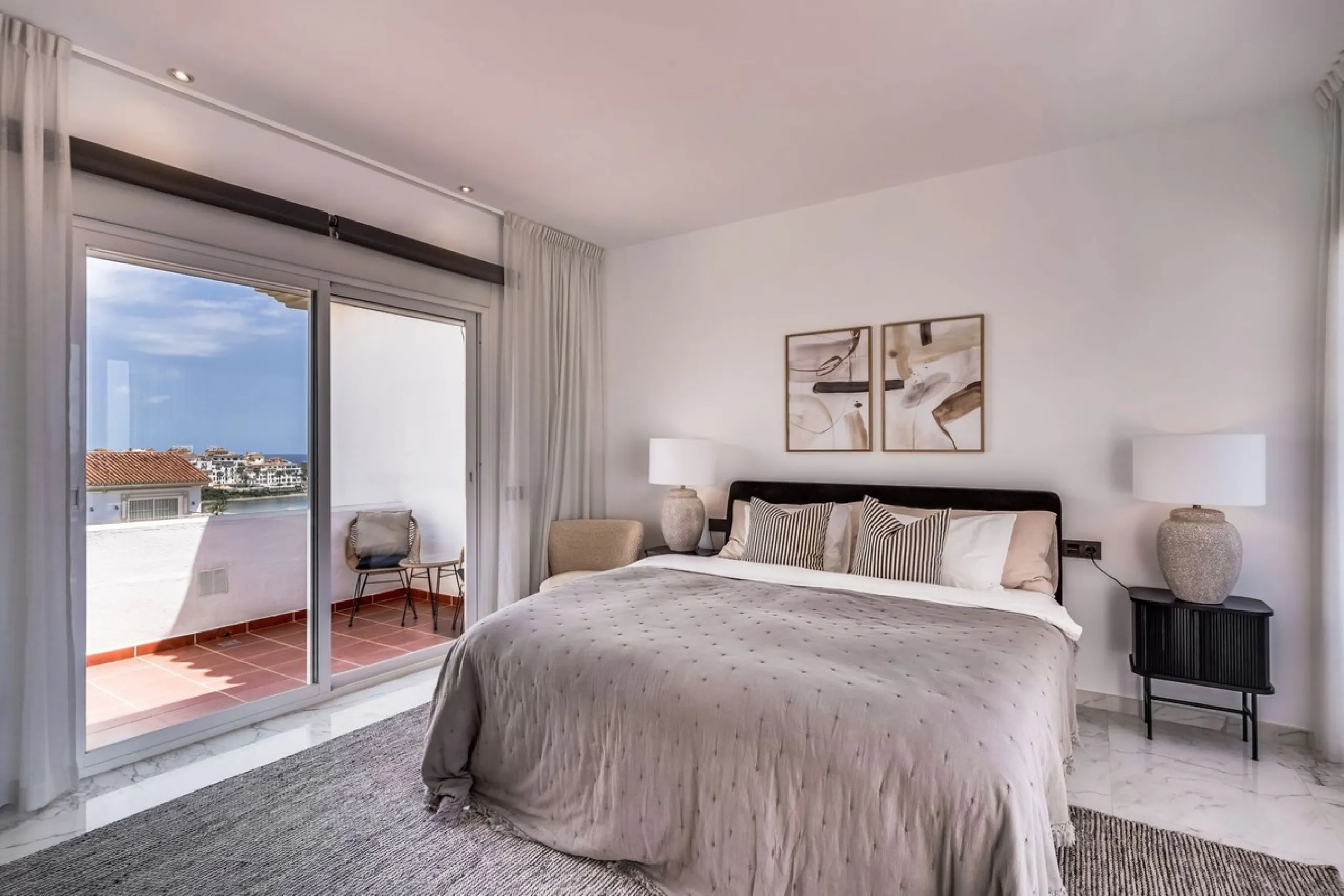 Located in the prestigious Urbanización Andalucía del Mar, this spacious 195 sq.m. penthouse offers an exceptional lifestyle in the heart of Puerto Banús.