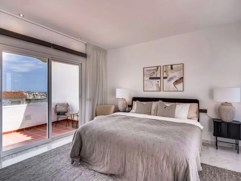Located in the prestigious Urbanización Andalucía del Mar, this spacious 195 sq.m. penthouse offers an exceptional lifestyle in the heart of Puerto Banús.