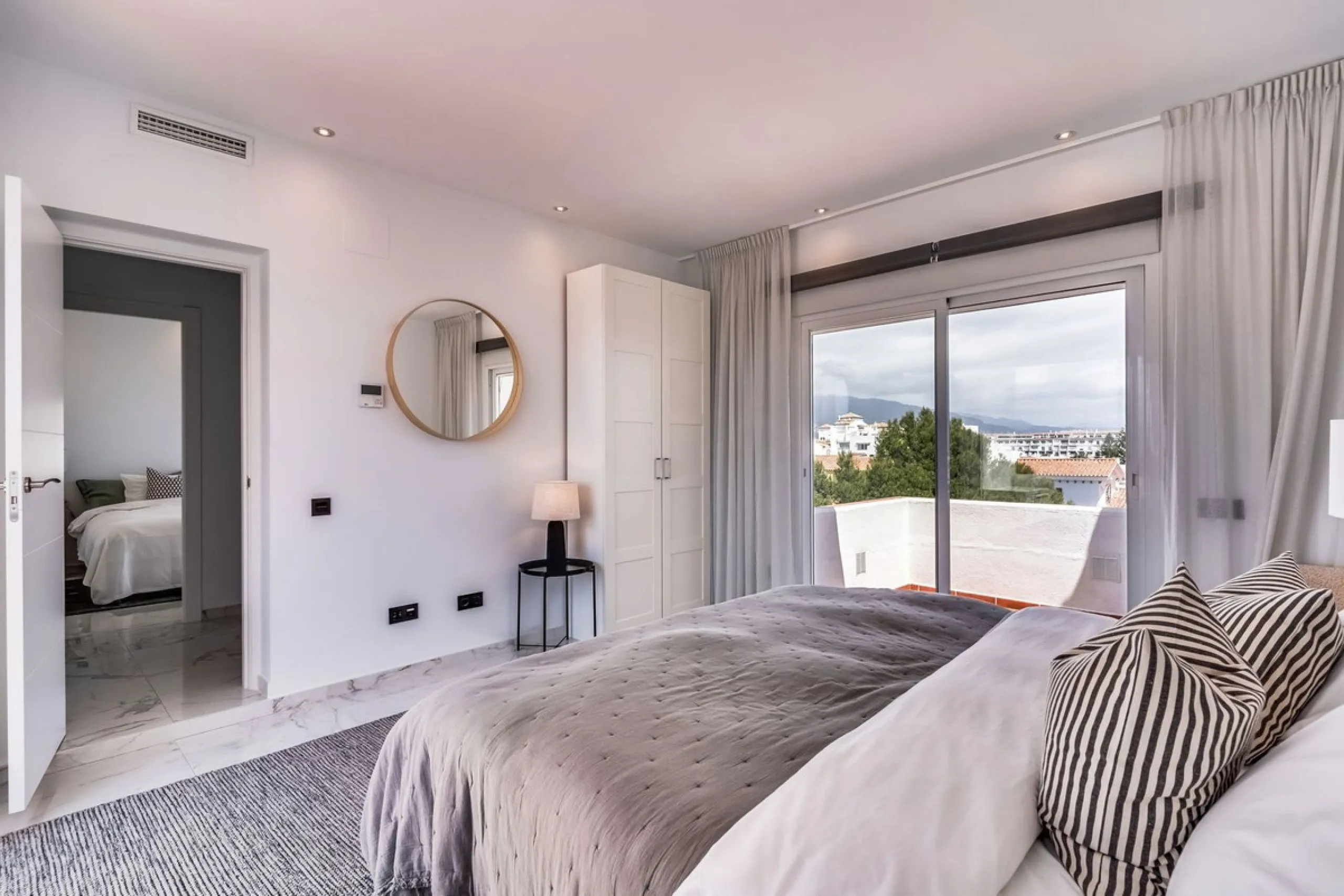 Located in the prestigious Urbanización Andalucía del Mar, this spacious 195 sq.m. penthouse offers an exceptional lifestyle in the heart of Puerto Banús.