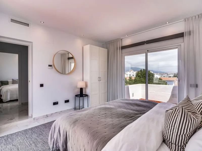 Located in the prestigious Urbanización Andalucía del Mar, this spacious 195 sq.m. penthouse offers an exceptional lifestyle in the heart of Puerto Banús.