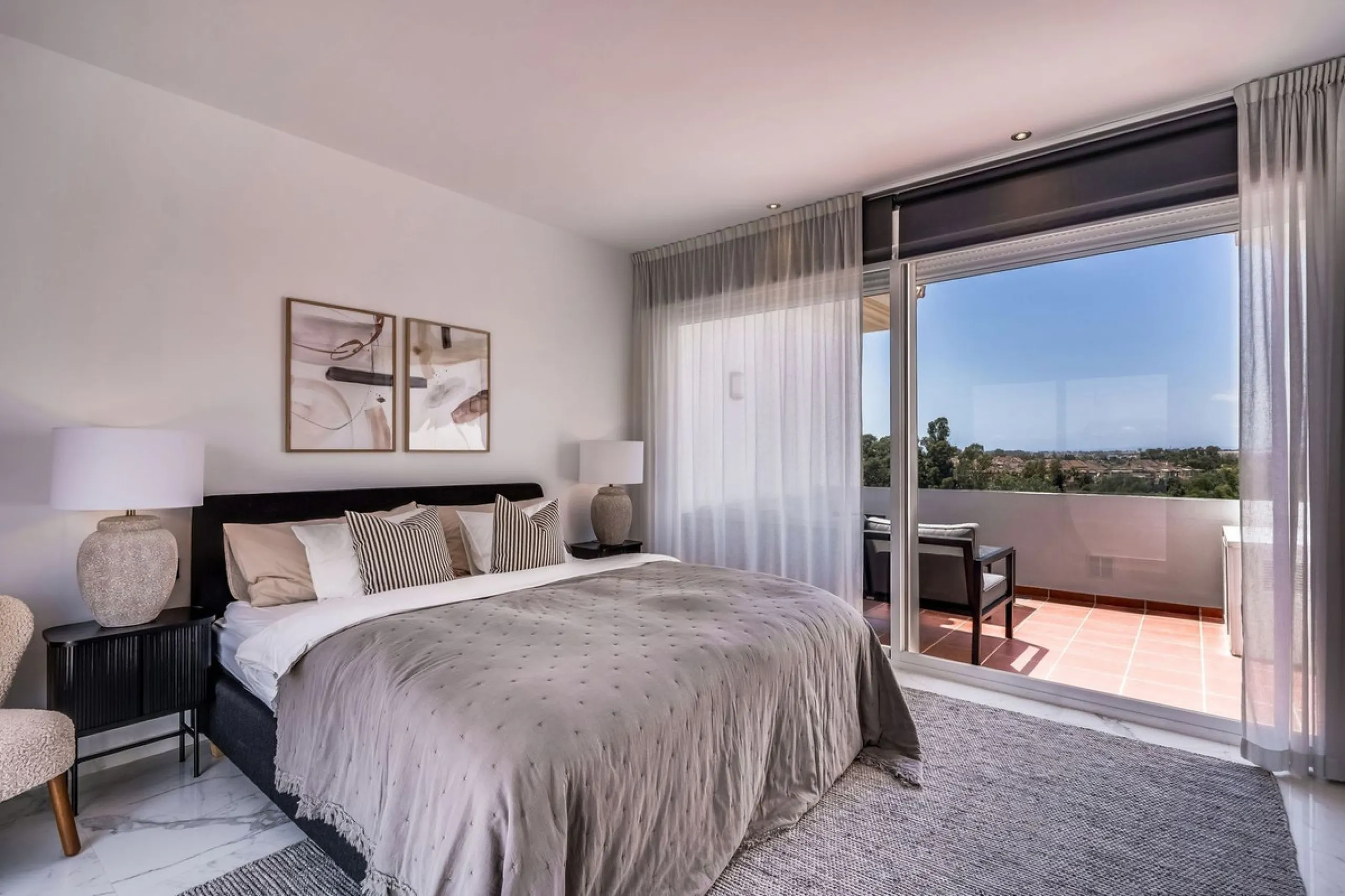 Located in the prestigious Urbanización Andalucía del Mar, this spacious 195 sq.m. penthouse offers an exceptional lifestyle in the heart of Puerto Banús.